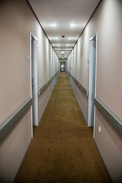 Hotel Fuerdohaz Nyiregyhaza Bagian luar foto